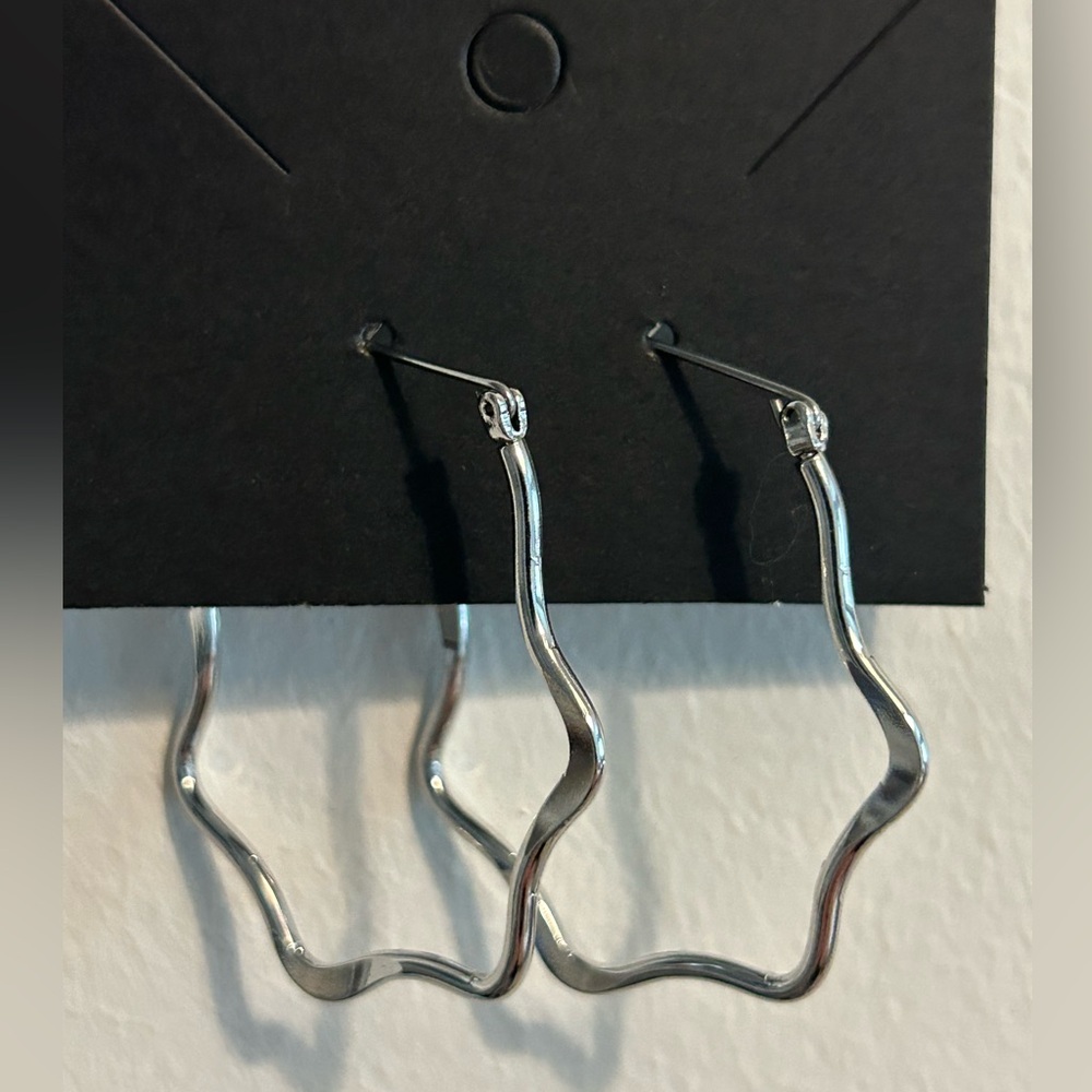 ❤️4/$20 Silver Tone Wavy Hoop Earrings
